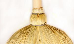 Classic broom with five seams